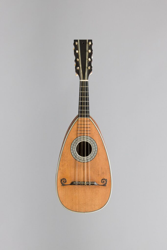 Mandole d'Edmond SAUNIER Instrument mis en vente par Vichy Enchères le 13 avril 2024 © C. Darbelet