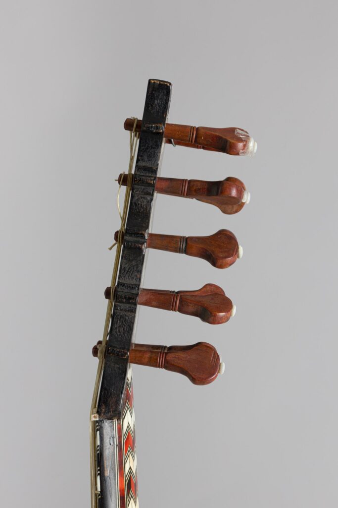 Guitare baroque faite par l'un des membre de la famille VOBOAM au millésime de 1668 Instrument mis en vente par Vichy Enchères le 13 avril 2024 © C. Darbelet