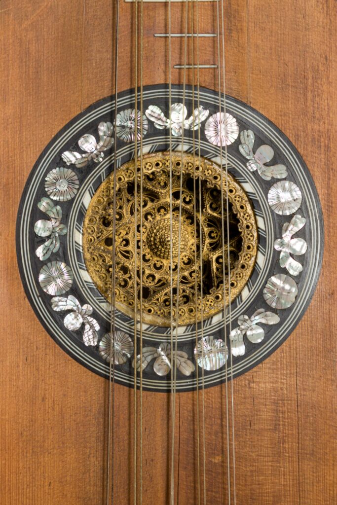 Guitare baroque faite par l'un des membre de la famille VOBOAM au millésime de 1668 Instrument mis en vente par Vichy Enchères le 13 avril 2024 © C. Darbelet