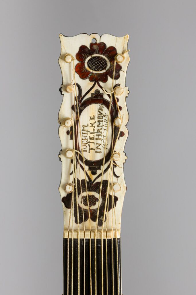 Guitare d'enfant de Joachim TIELKE Instrument mis en vente par Vichy Enchères le 13 avril 2024 © C. Darbelet