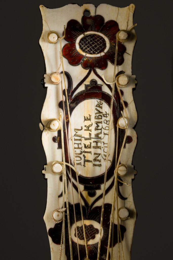 Guitare d'enfant de Joachim TIELKE Instrument mis en vente par Vichy Enchères le 13 avril 2024 © C. Darbelet