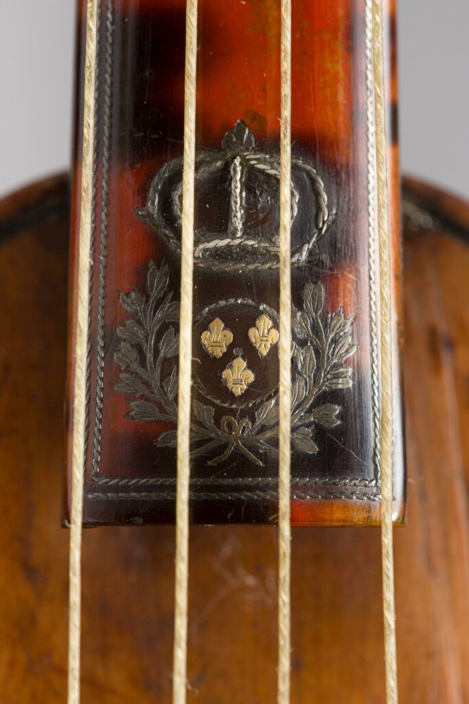 Pochette de violon de Romain CHERON signée et datée 1681 Détails des armes de France Instrument mis en vente par Vichy Enchères le 13 avril 2024 © C. Darbelet