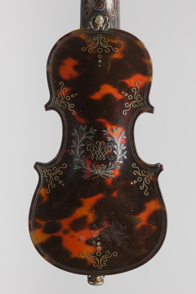 Pochette de violon de Romain CHERON signée et datée 1681 Instrument mis en vente par Vichy Enchères le 13 avril 2024 © C. Darbelet