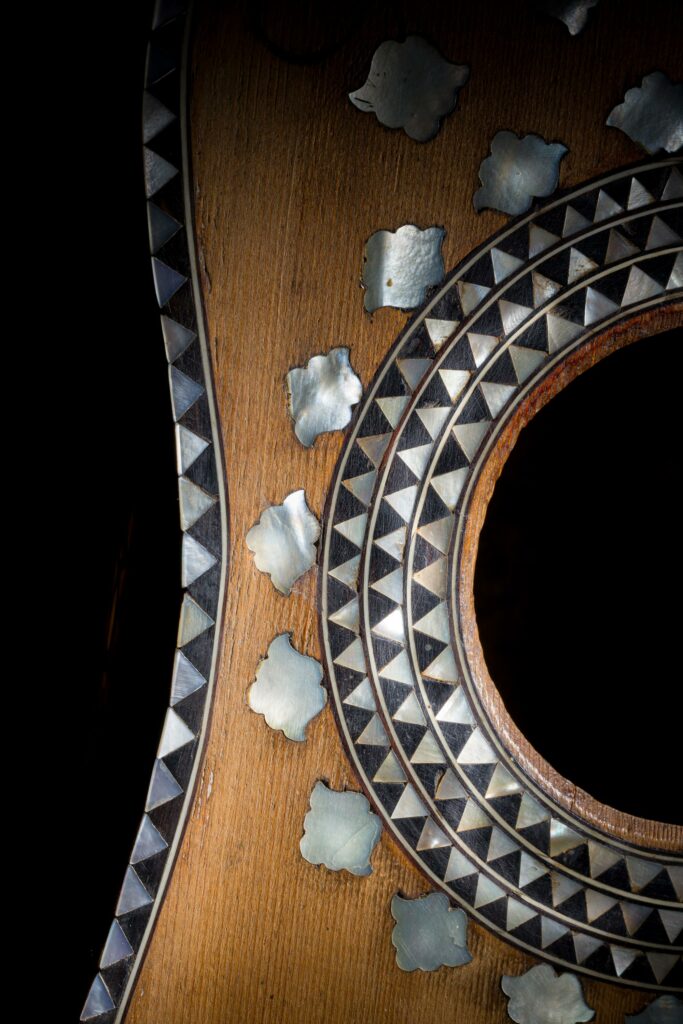 Très belle guitare baroque réalisée à Venise vers la première moitié du XVIIème siècle, probablement par la famille Sellas. Collection d'un important amateur européen. Instrument mis en vente par Vichy Enchères le 13 avril 2024 © C. Darbelet