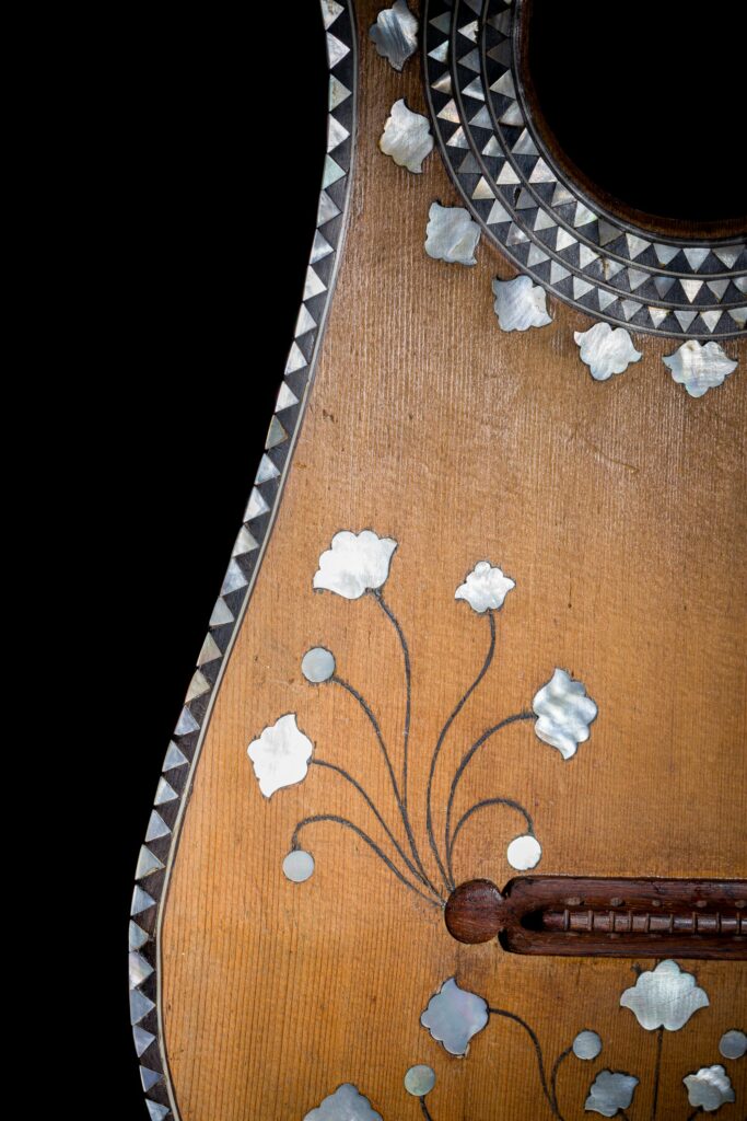 Très belle guitare baroque réalisée à Venise vers la première moitié du XVIIème siècle, probablement par la famille Sellas. Collection d'un important amateur européen. Instrument mis en vente par Vichy Enchères le 13 avril 2024 © C. Darbelet