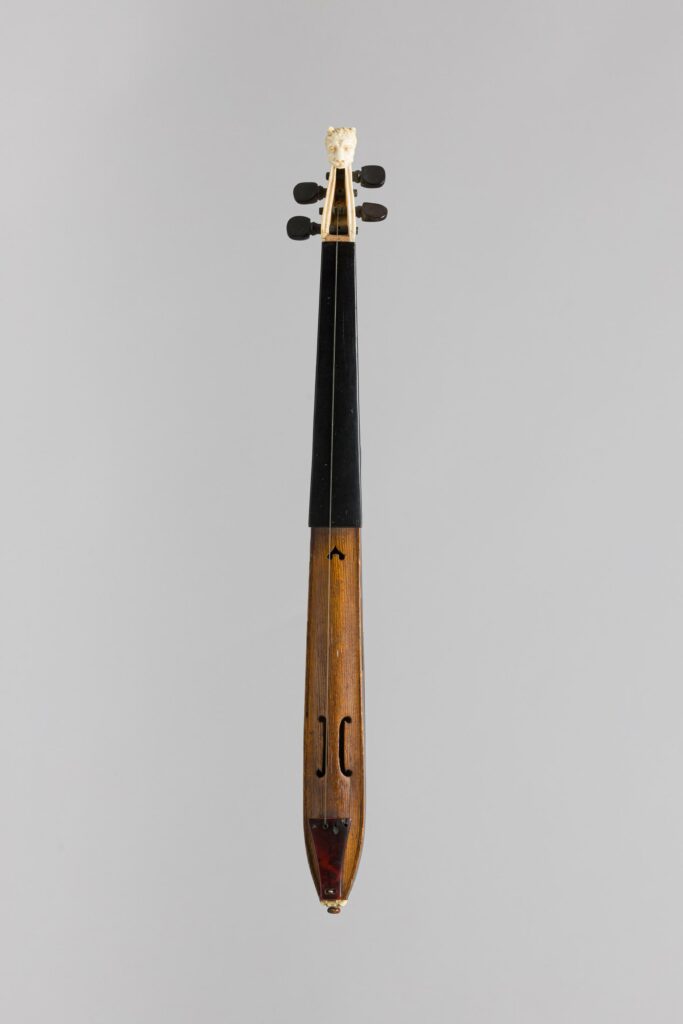 Pochette XIXème ornée d'une tête en ivoire d'un travail plus ancien. Travail anonyme. Instrument mis en vente par Vichy Enchères le 13 avril 2024 © C. Darbelet