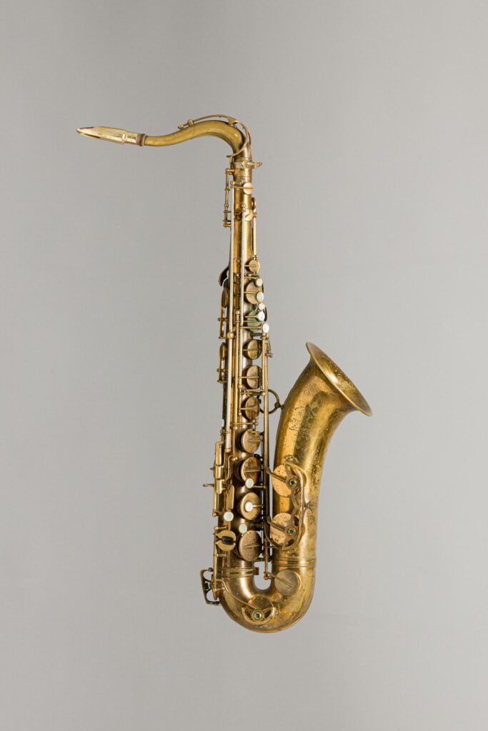 Saxophone ténor, en laiton verni, avec Fa Dièse aigu, estampillé de SELMER modèle Mark VI de 1956. Instrument ayant appartenu à Jef SICARD. Instrument mis en vente par Vichy Enchères le 13 avril 2024 © C. Darbelet