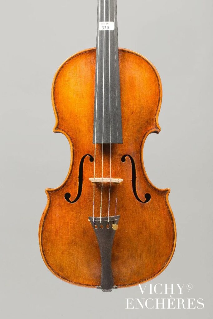 Violon de la famille RUGGER fait à Crémone vers 1700 (Probablement de Vicenzo Rugger) Instrument mis en vente par Vichy Enchères le 8 juin 2017 © C. Darbelet
