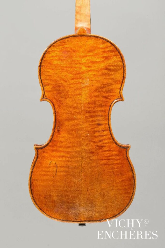 Violon de la famille RUGGER fait à Crémone vers 1700 (Probablement de Vicenzo Rugger) Instrument mis en vente par Vichy Enchères le 8 juin 2017 © C. Darbelet