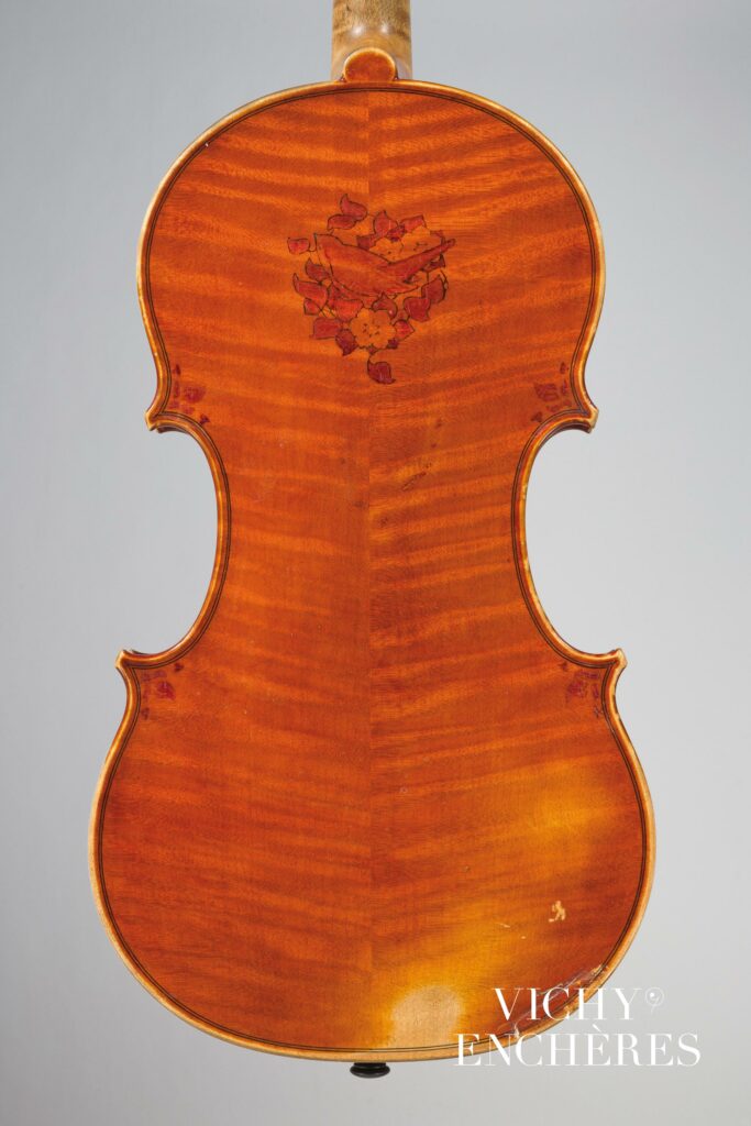Violon de Pierre HEL, fait à Lille en 1924 
nstrument mis en vente par Vichy Enchères le 6 juin 2024
© C. Darbelet