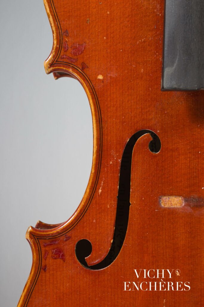 Violon de Pierre HEL, fait à Lille en 1924 
nstrument mis en vente par Vichy Enchères le 6 juin 2024
© C. Darbelet