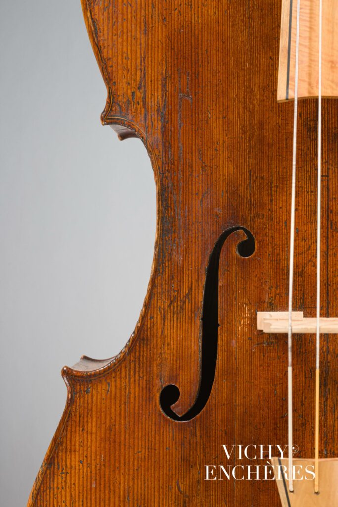 Violoncelle 7/8ème de François GAVINIES fait à Paris vers 1750 
Instrument mis en vente par Vichy Enchères le 6 juin 2024
© C. Darbelet