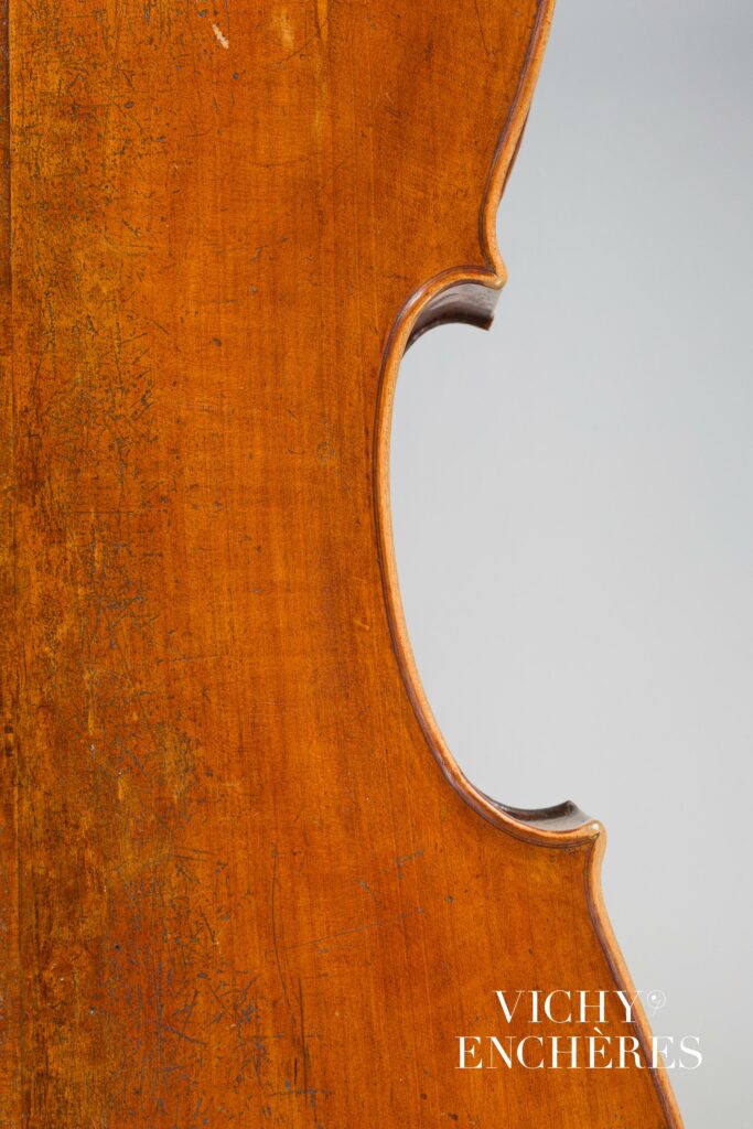 Violoncelle 7/8ème de François GAVINIES fait à Paris vers 1750 
Instrument mis en vente par Vichy Enchères le 6 juin 2024
© C. Darbelet
