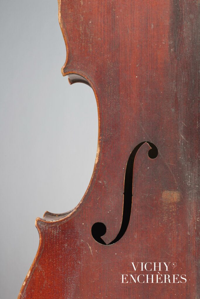 Violoncelle de Jean-Baptiste VUILLAUME fait à Paris en 1842 
Instrument mis en vente par Vichy Enchères le 6 juin 2024
© C. Darbelet