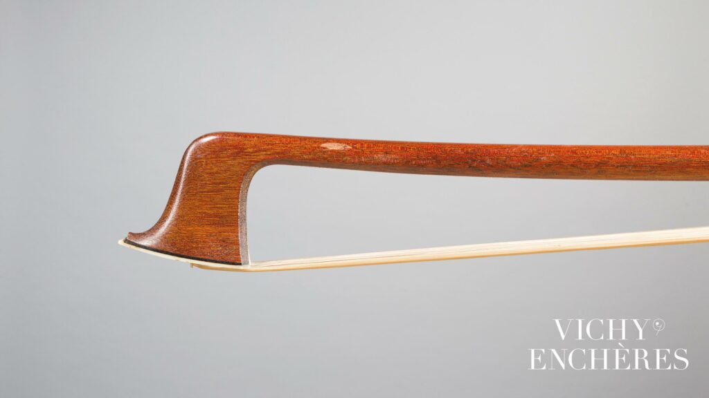 Archet de violon d'Emile Auguste OUCHARD Fils, fait vers 1930 
Instrument mis en vente par Vichy Enchères le 6 juin 2024
© C. Darbelet