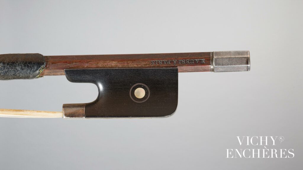 Archet de violon d'Emile Auguste OUCHARD Fils, fait vers 1930 
Instrument mis en vente par Vichy Enchères le 6 juin 2024
© C. Darbelet