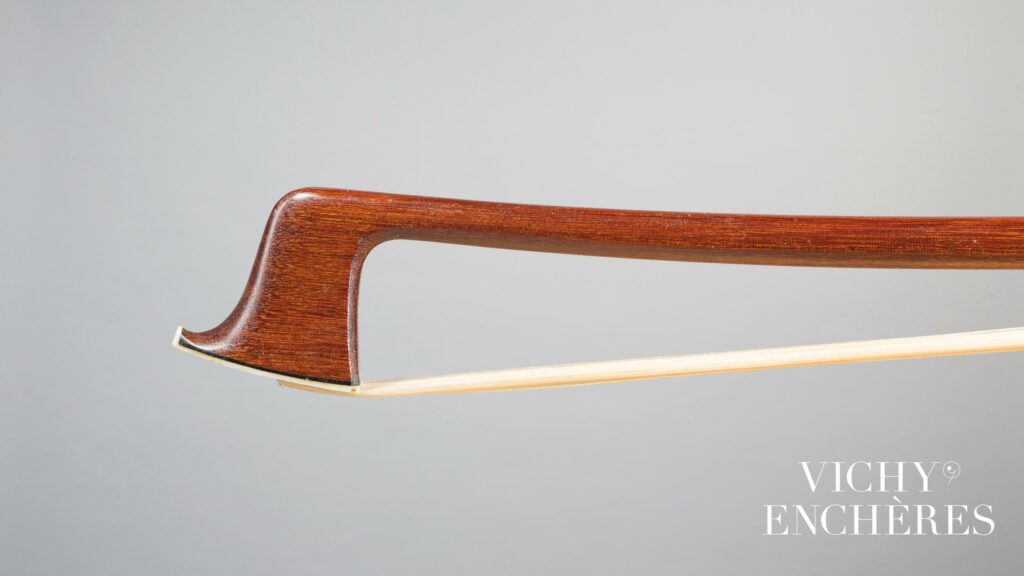 Archet de violon d'Eugène SARTORY fait vers 1940 
Instrument mis en vente par Vichy Enchères le 6 juin 2024
© C. Darbelet