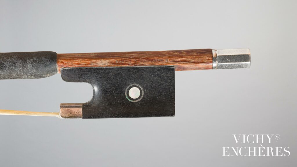 Archet de violon d'Eugène SARTORY fait vers 1940 
Instrument mis en vente par Vichy Enchères le 6 juin 2024
© C. Darbelet