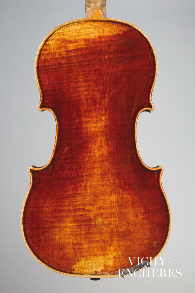 Beau violon de François Louis PIQUE fait à Paris vers 1800/1805 
Instrument mis en vente par Vichy Enchères le 6 juin 2024
© C. Darbelet