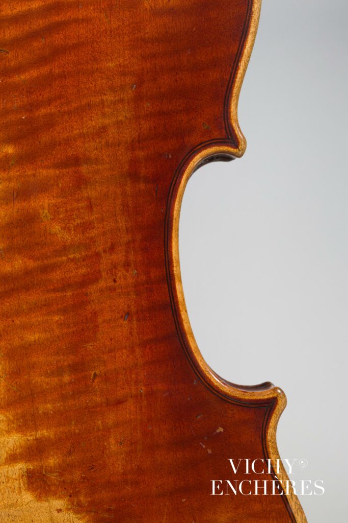 Joli violon de Jacques Pierre THIBOUT fait à Paris en 1827 
Instrument mis en vente par Vichy Enchères le 6 juin 2024
© C. Darbelet