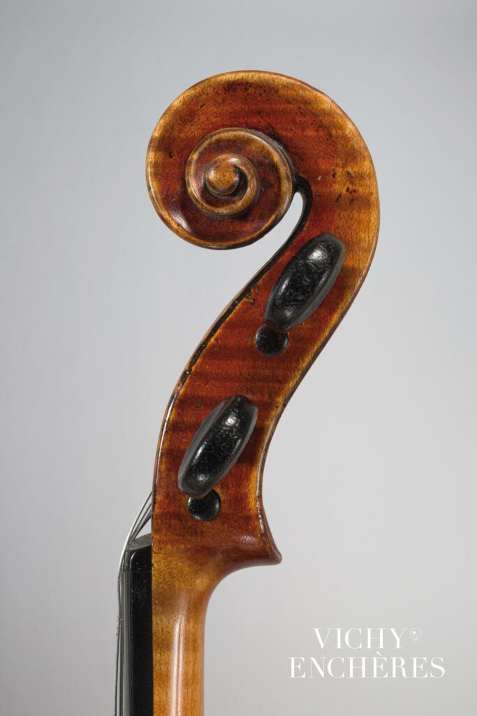 Joli violon de Jacques Pierre THIBOUT fait à Paris en 1827 
Instrument mis en vente par Vichy Enchères le 6 juin 2024
© C. Darbelet