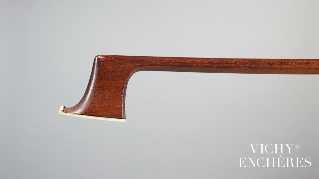 Archet de violon de François BONNARD fait vers 1840 
Instrument mis en vente par Vichy Enchères le 6 juin 2024
© C. Darbelet