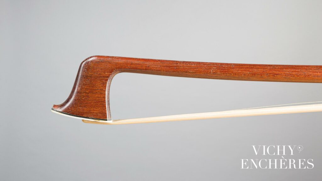 Archet d'alto d'Emile Auguste OUCHARD Fils 
Instrument mis en vente par Vichy Enchères le 6 juin 2024
© C. Darbelet