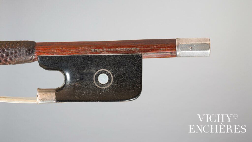 Archet d'alto d'Emile Auguste OUCHARD Fils 
Instrument mis en vente par Vichy Enchères le 6 juin 2024
© C. Darbelet