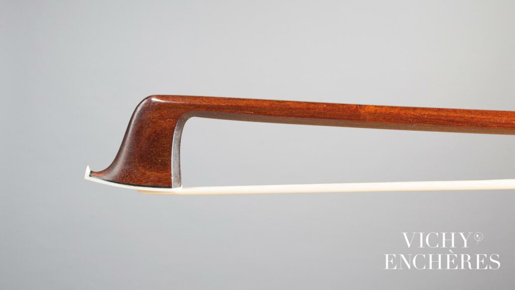Très belle baguette d'archet de violon de Jacob EURY, faite vers 1840 
Instrument mis en vente par Vichy Enchères le 6 juin 2024
© C. Darbelet