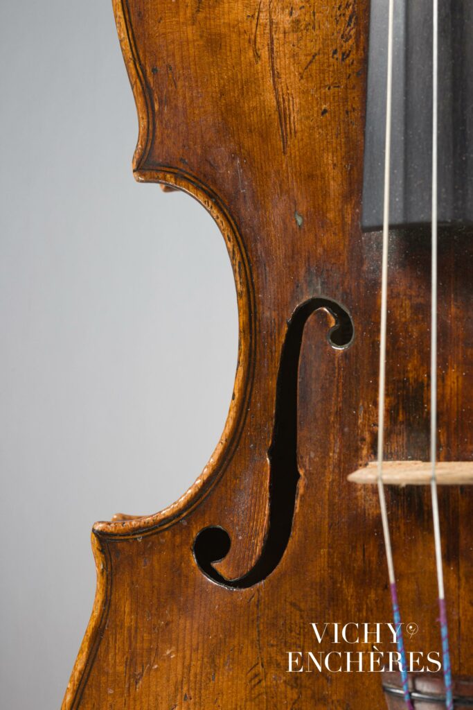 Violon de Lorenzo CARCASSI, fait à Florence vers 1755/1760 
Instrument mis en vente par Vichy Enchères le 6 juin 2024
© C. Darbelet