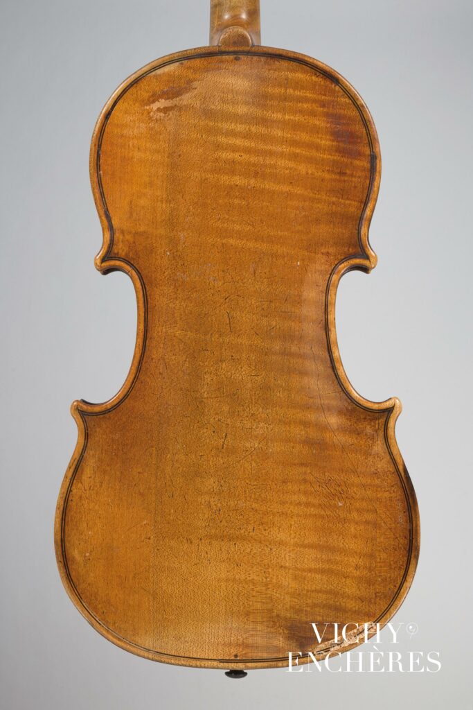 Intéressant violon de Joseph BASSOT fait à Paris en 1791 Instrument mis en vente par Vichy Enchères le 6 juin 2024
© C. Darbelet