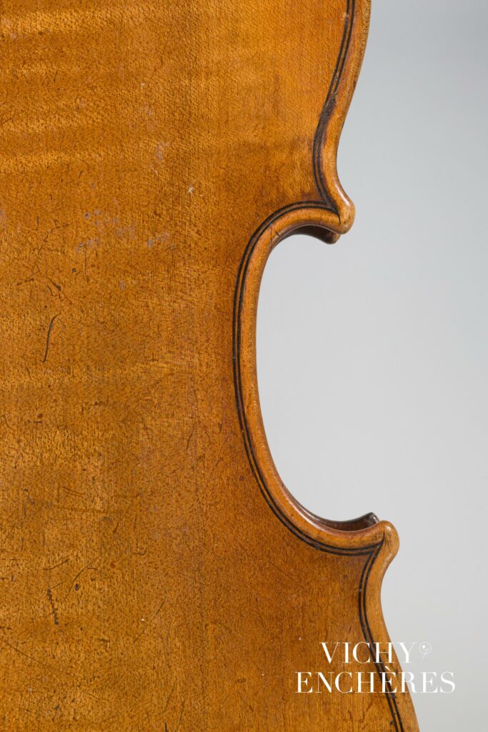 Intéressant violon de Joseph BASSOT fait à Paris en 1791 Instrument mis en vente par Vichy Enchères le 6 juin 2024
© C. Darbelet