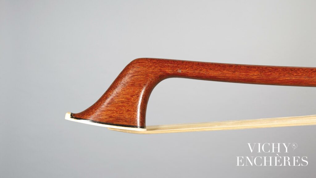 Très belle baguette d'archet de violoncelle de Dominique PECCATTE, faite vers 1850 
Instrument mis en vente par Vichy Enchères le 6 juin 2024
© C. Darbelet