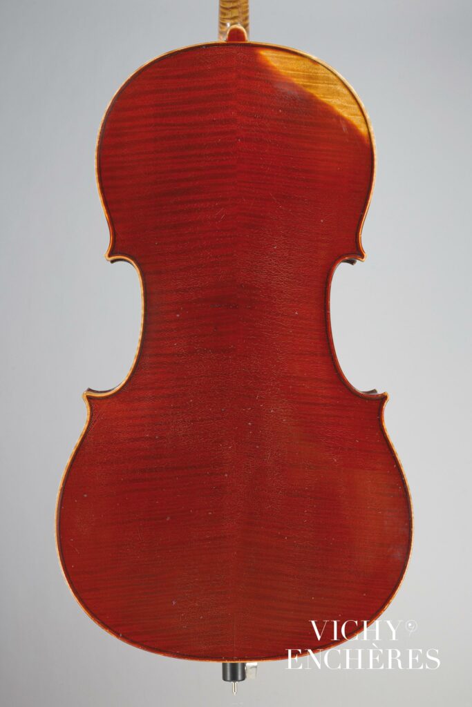 Beau violoncelle de Paul JOMBAR fait à Paris en 1913 
 
Instrument mis en vente par Vichy Enchères le 6 juin 2024
© C. Darbelet