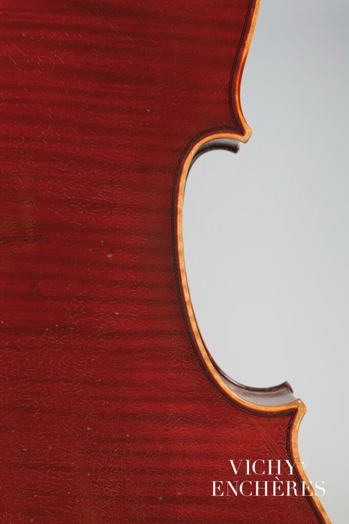 Beau violoncelle de Paul JOMBAR fait à Paris en 1913 
Instrument mis en vente par Vichy Enchères le 6 juin 2024
© C. Darbelet