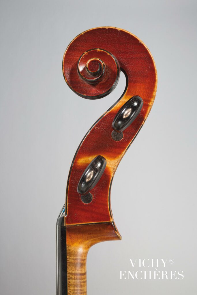 Beau violoncelle de Paul JOMBAR fait à Paris en 1913 
Instrument mis en vente par Vichy Enchères le 6 juin 2024
© C. Darbelet