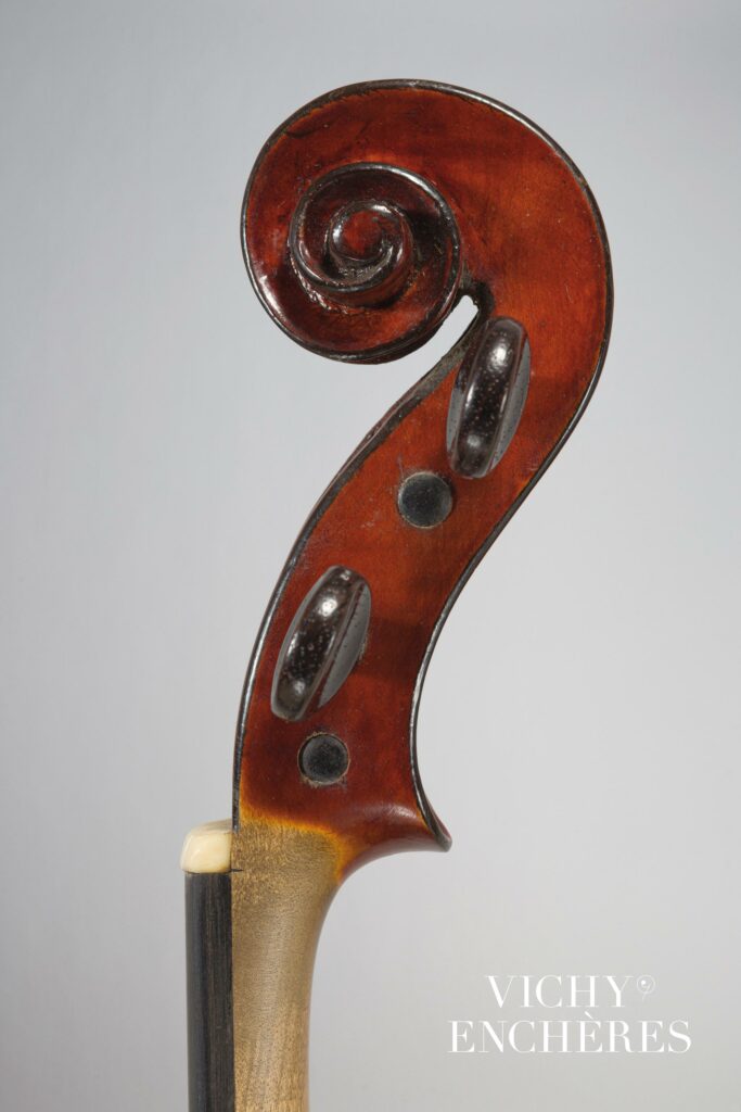 Violon d'Enrico MARCHETTI fait à Turin en 1927 
Instrument mis en vente par Vichy Enchères le 6 juin 2024
© C. Darbelet