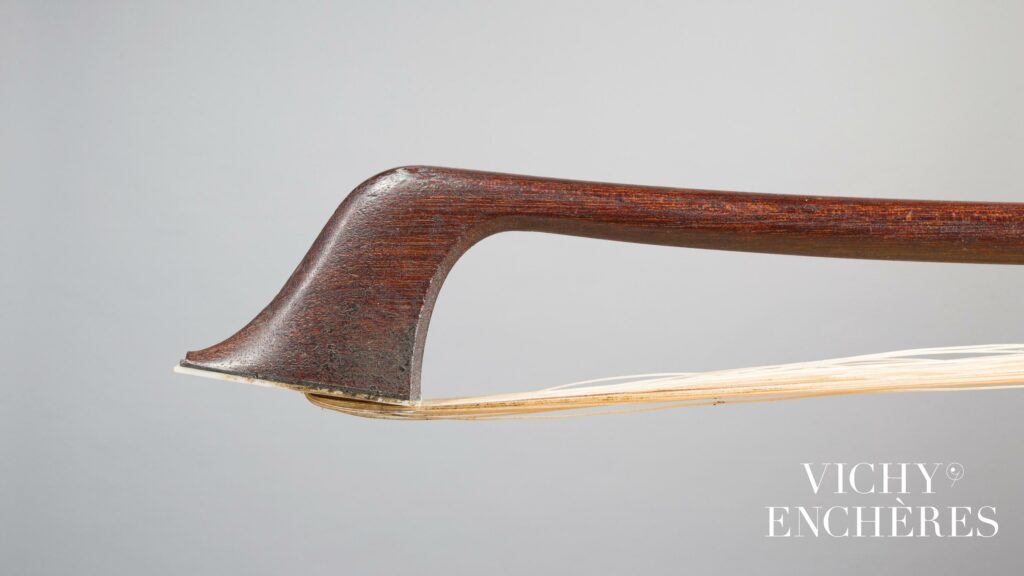 Baguette d'archet de violoncelle d'Eugène Nicolas SARTORY, faite vers 1930 
Instrument mis en vente par Vichy Enchères le 6 juin 2024
© C. Darbelet