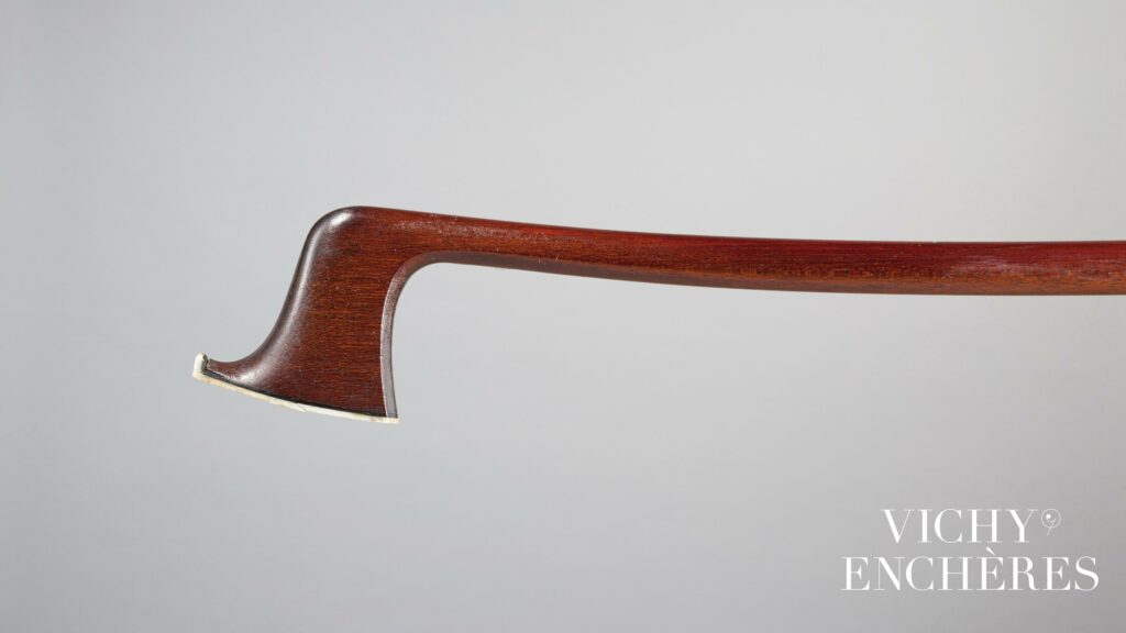 Très bel archet de violon d'Emile Auguste OUCHARD Fils, fait vers 1937/1938 
Instrument mis en vente par Vichy Enchères le 6 juin 2024
© C. Darbelet
