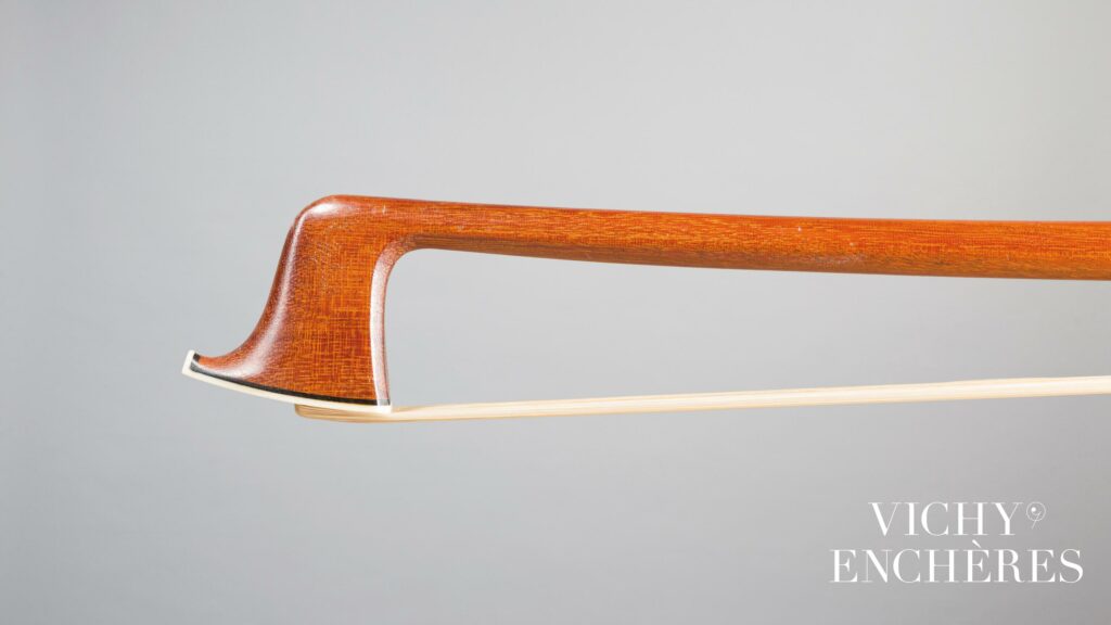 Intéressant archet de violon d'Eugène SARTORY fait pour l'Exposition Universelle de 1931 
Instrument mis en vente par Vichy Enchères le 6 juin 2024
© C. Darbelet