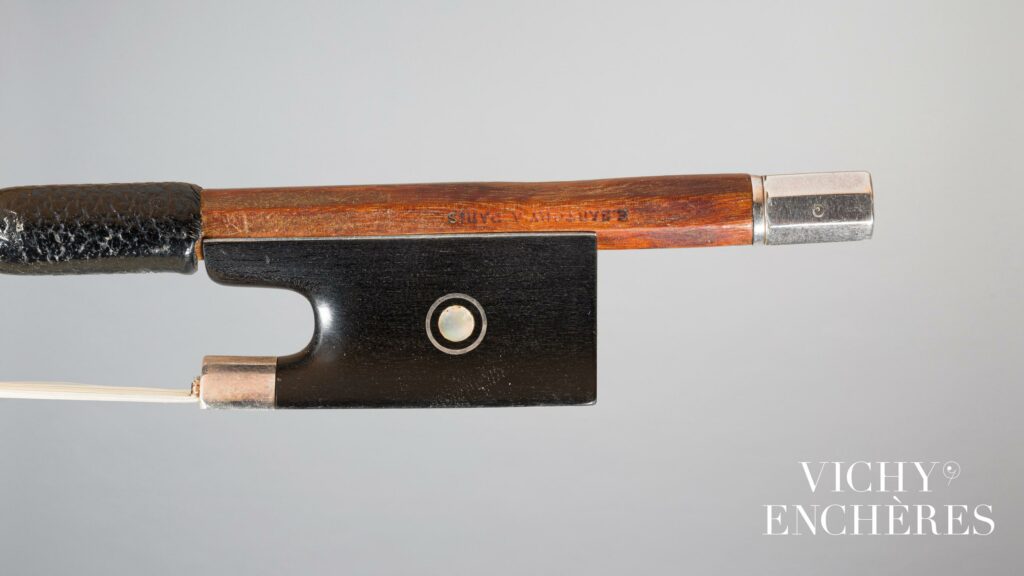 Intéressant archet de violon d'Eugène SARTORY fait pour l'Exposition Universelle de 1931 
Instrument mis en vente par Vichy Enchères le 6 juin 2024
© C. Darbelet