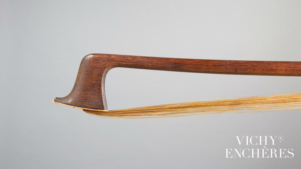 Archet de violon d'Emile Auguste OUCHARD Fils, fait vers 1935 
Instrument mis en vente par Vichy Enchères le 6 juin 2024
© C. Darbelet