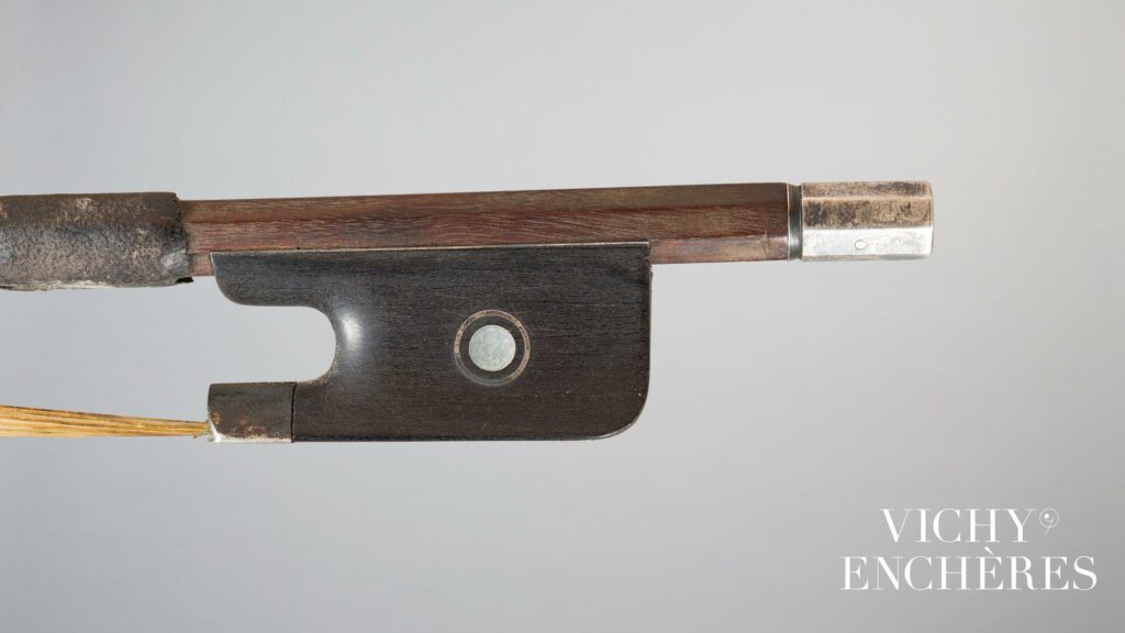 Archet de violon d'Emile Auguste OUCHARD Fils, fait vers 1935 
Instrument mis en vente par Vichy Enchères le 6 juin 2024
© C. Darbelet