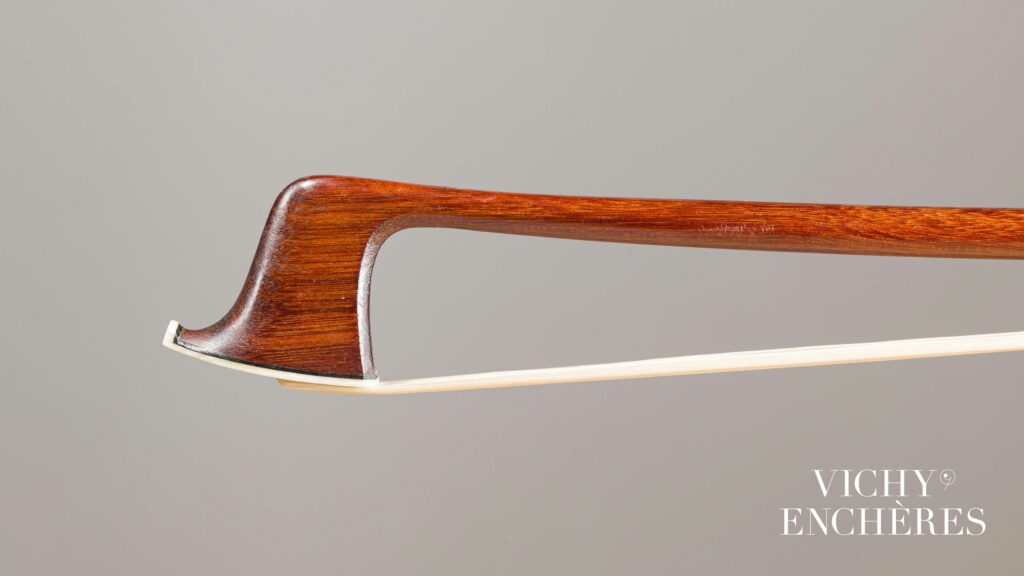 Archet d'alto d'André Georges RICHAUME Instrument mis en vente par Vichy Enchères le 6 juin 2024 © C. Darbelet