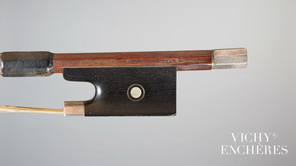 Bel archet de violon d'Eugène Nicolas SARTORY, fait vers 1930 
Instrument mis en vente par Vichy Enchères le 6 juin 2024
© C. Darbelet
