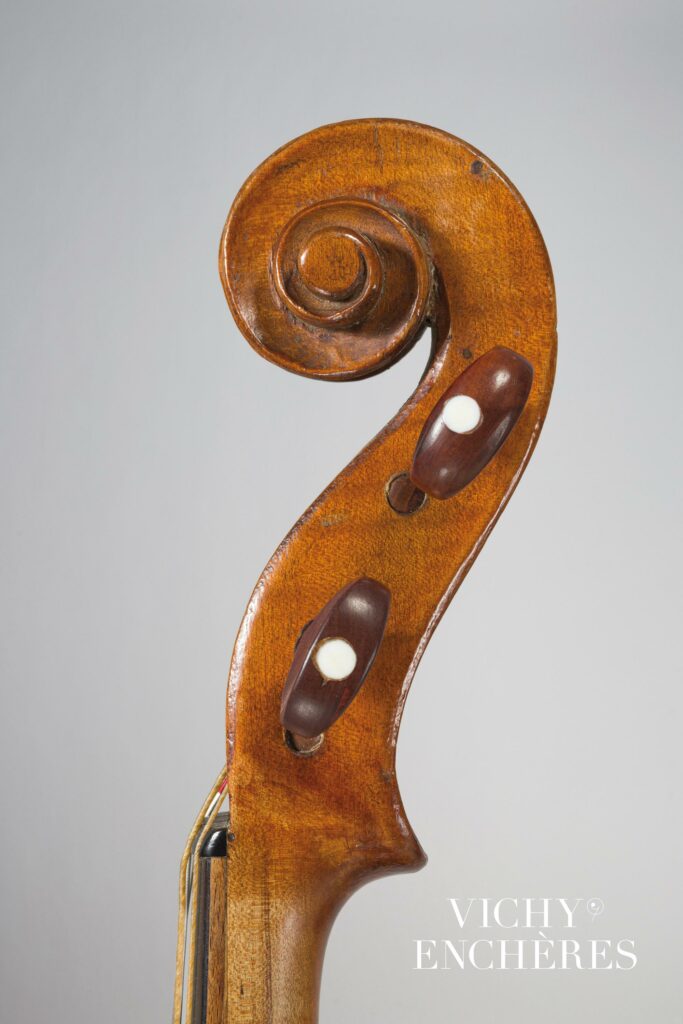 Très bel alto de N. ARNY fait chez la veuve de Salomon à Paris en 1773 
Instrument mis en vente par Vichy Enchères le 6 juin 2024
© C. Darbelet