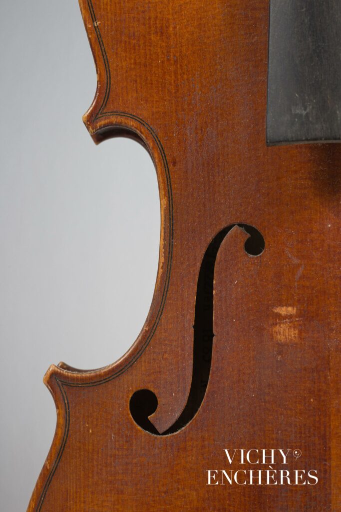 Beau violon d'Hippolyte Chrétien SILVESTRE fait à Lyon en 1885 
Instrument mis en vente par Vichy Enchères le 6 juin 2024
© C. Darbelet