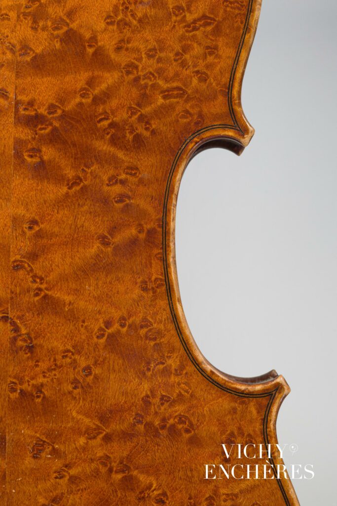 Beau violon d'Hippolyte Chrétien SILVESTRE fait à Lyon en 1885 
Instrument mis en vente par Vichy Enchères le 6 juin 2024
© C. Darbelet