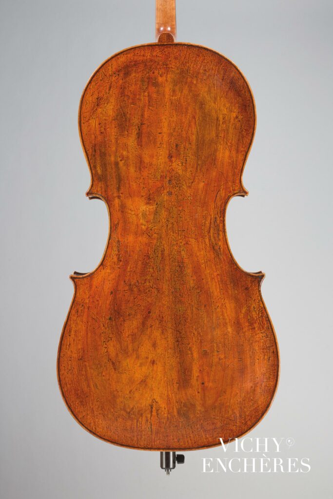 Intéressant violoncelle de Francesco RUGGER fait à Crémone vers 1700 
Instrument mis en vente par Vichy Enchères le 6 juin 2024
© C. Darbelet