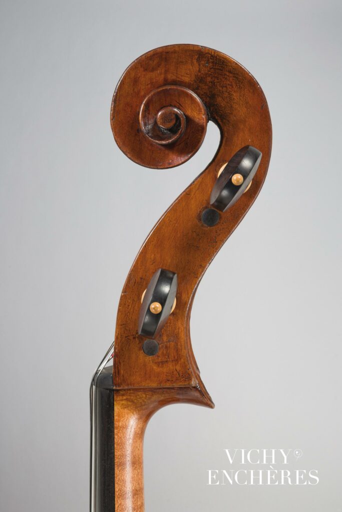 Intéressant violoncelle de Francesco RUGGER fait à Crémone vers 1700 
Instrument mis en vente par Vichy Enchères le 6 juin 2024
© C. Darbelet